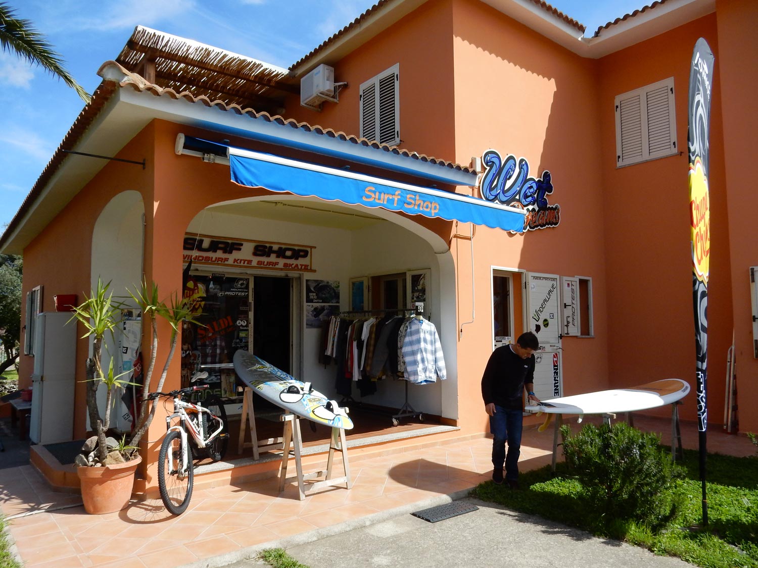 Interno del surf shop Wet Dreams