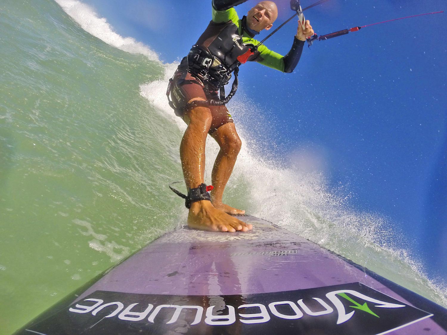 Surfer paddla verso un'onda